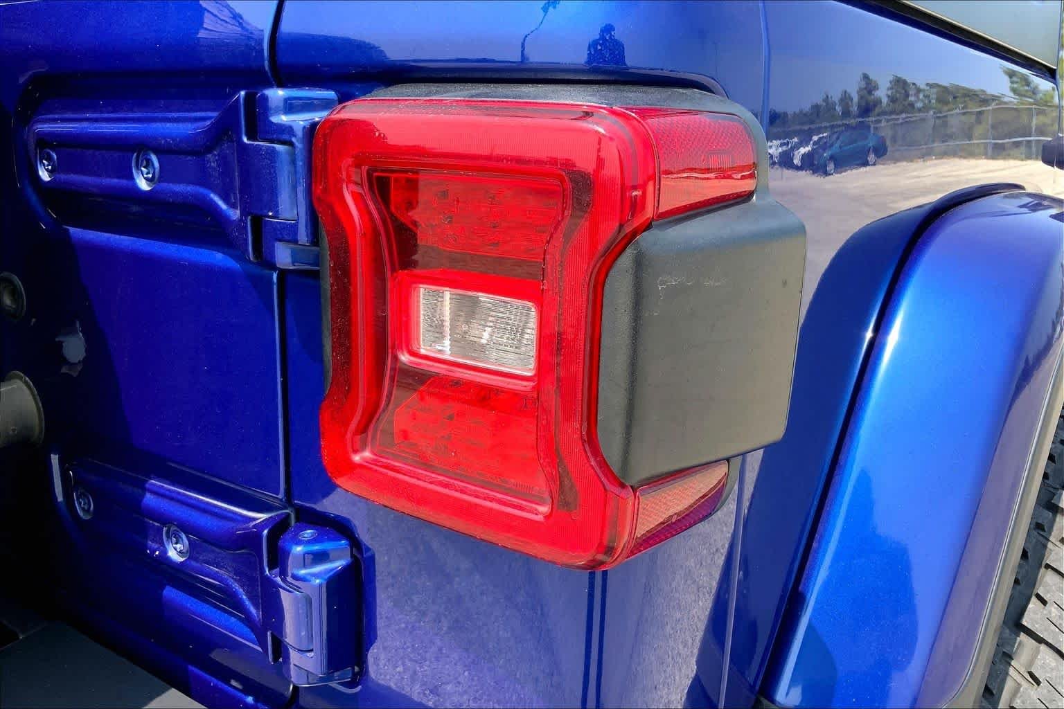 Used 2018 Ocean Blue Metallic Clearcoat Jeep Sahara image 30
