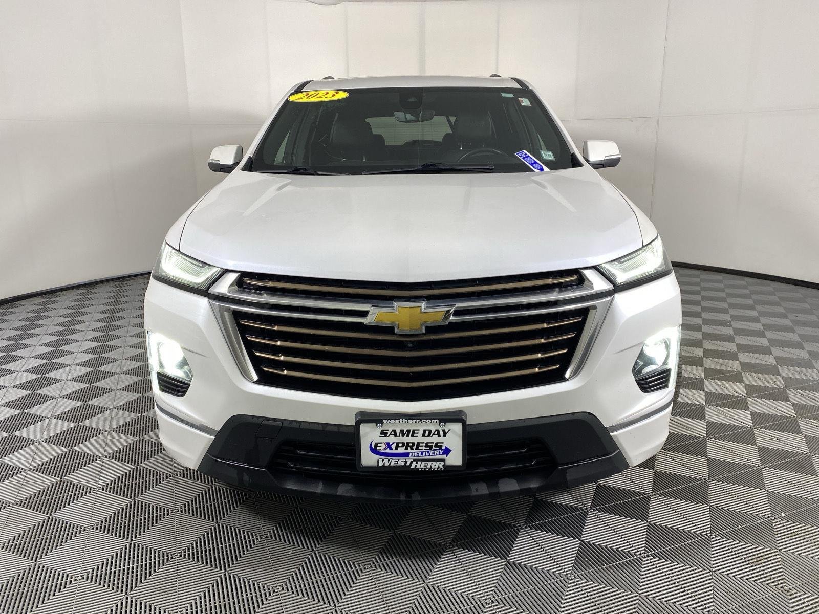 Used 2023 Iridescent Pearl Tricoat Chevrolet High Country image 2
