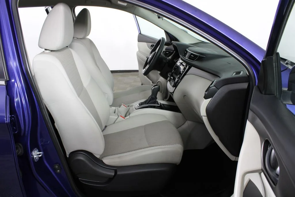 Used 2017 Blue Nissan S image 16