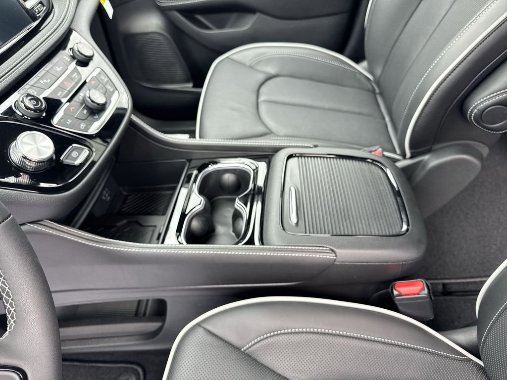 2027 Chrysler Pacifica Limited - Photo 21