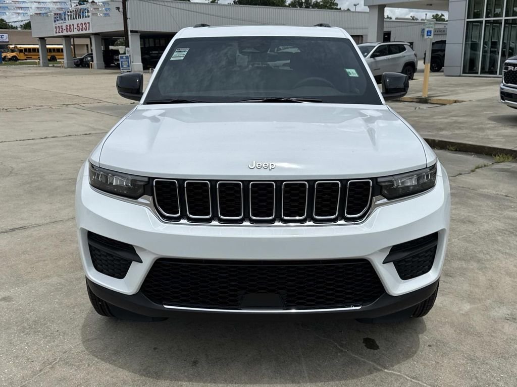 New 2026 Bright White Clear-Coat Exterior Paint Jeep Laredo X image 2