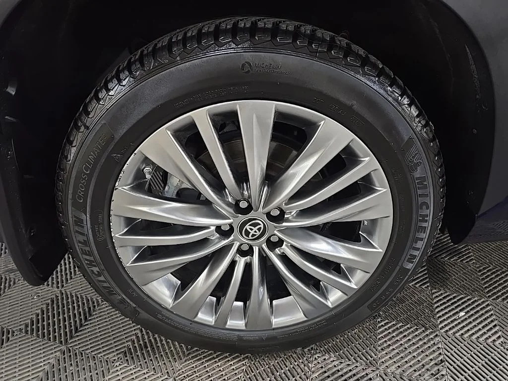 Used 2024  Toyota Platinum image 14