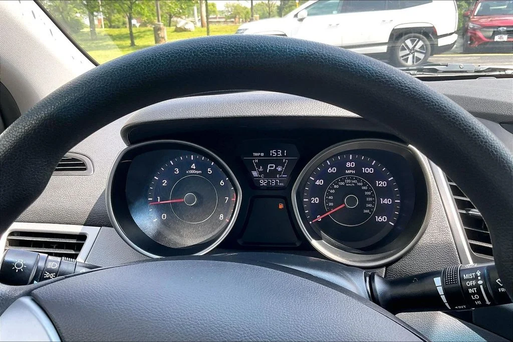 Used 2015 White Hyundai SE image 23