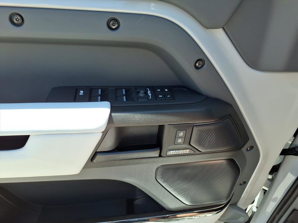 New 2026 Borasco Grey Metallic Land Rover OCTA image 13