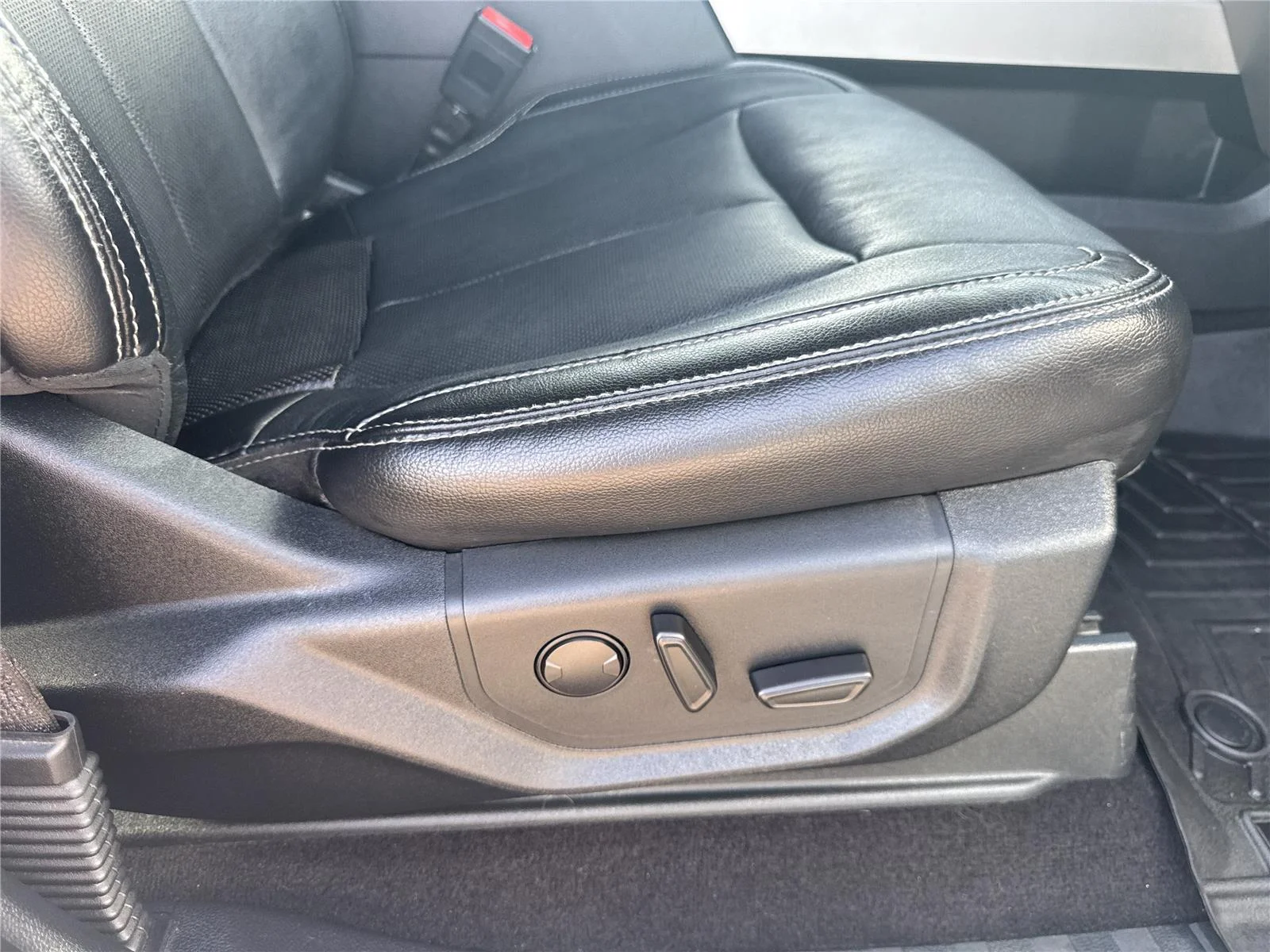 Used 2019 Ingot Silver Ford LARIAT image 38