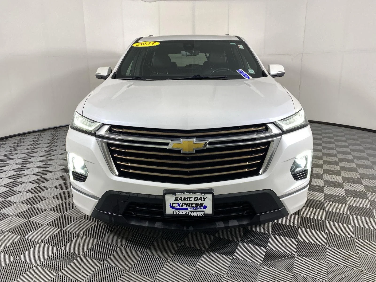 Used 2023 Iridescent Pearl Tricoat Chevrolet High Country image 2