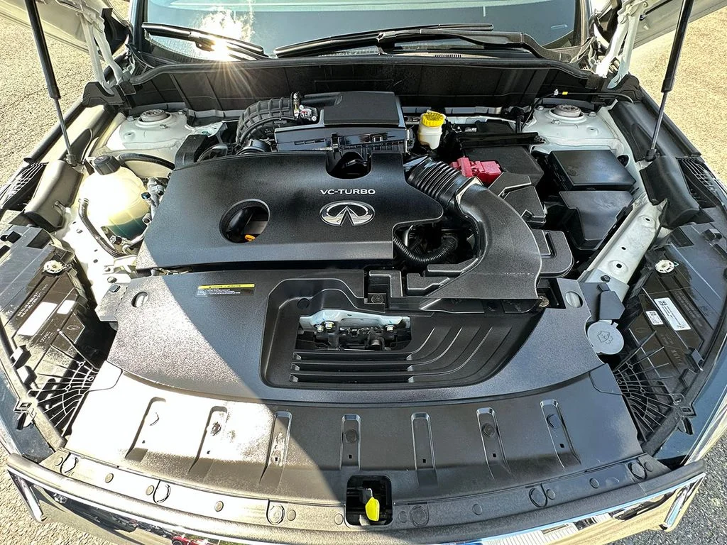Used 2023 White INFINITI LUXE image 39