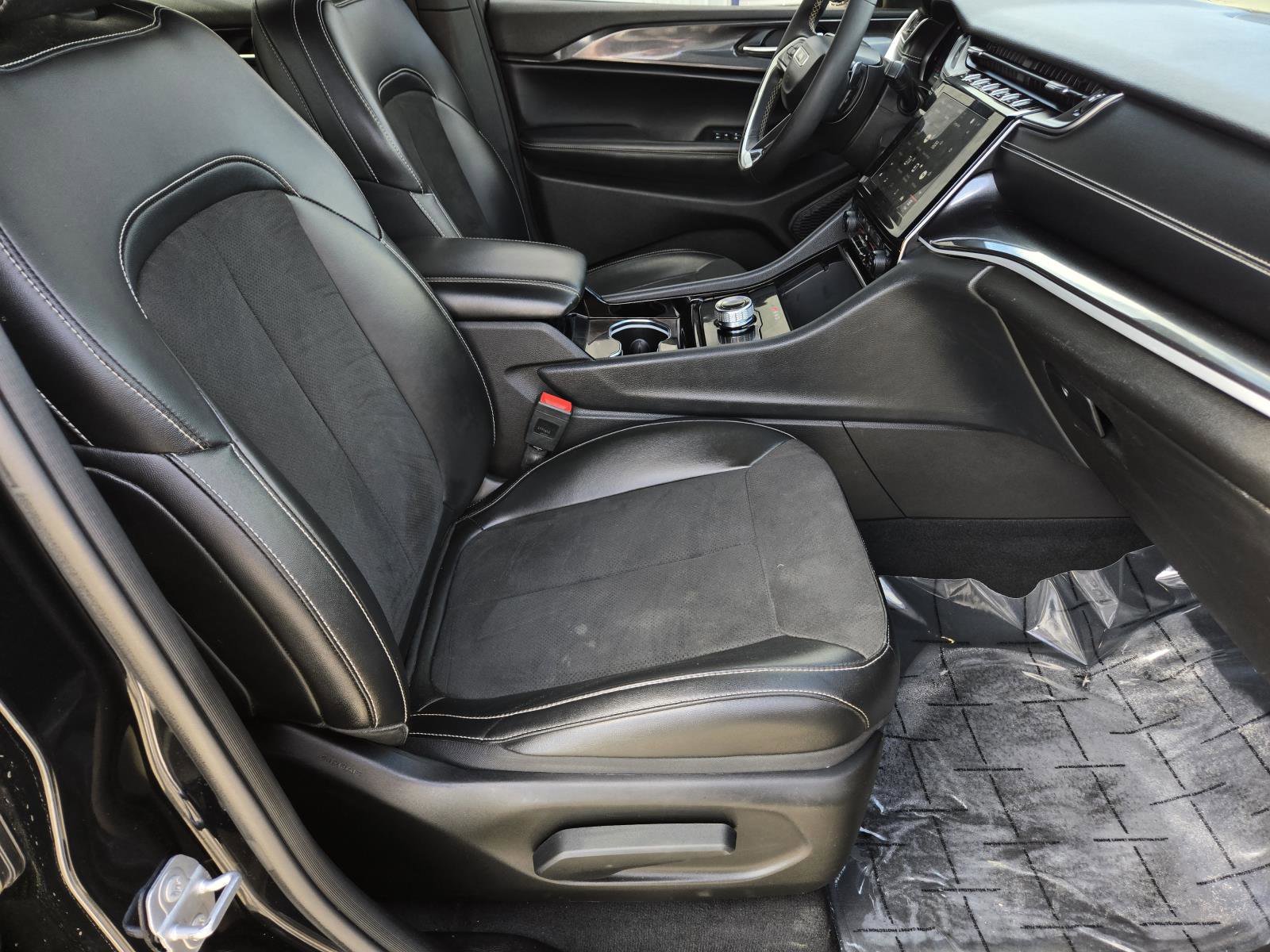 Used 2023 Diamond Black Crystal Pearlcoat Jeep Altitude image 40