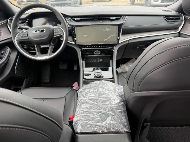 New 2026 Diamond Black Crystal Pearlcoat Jeep Limited image 26
