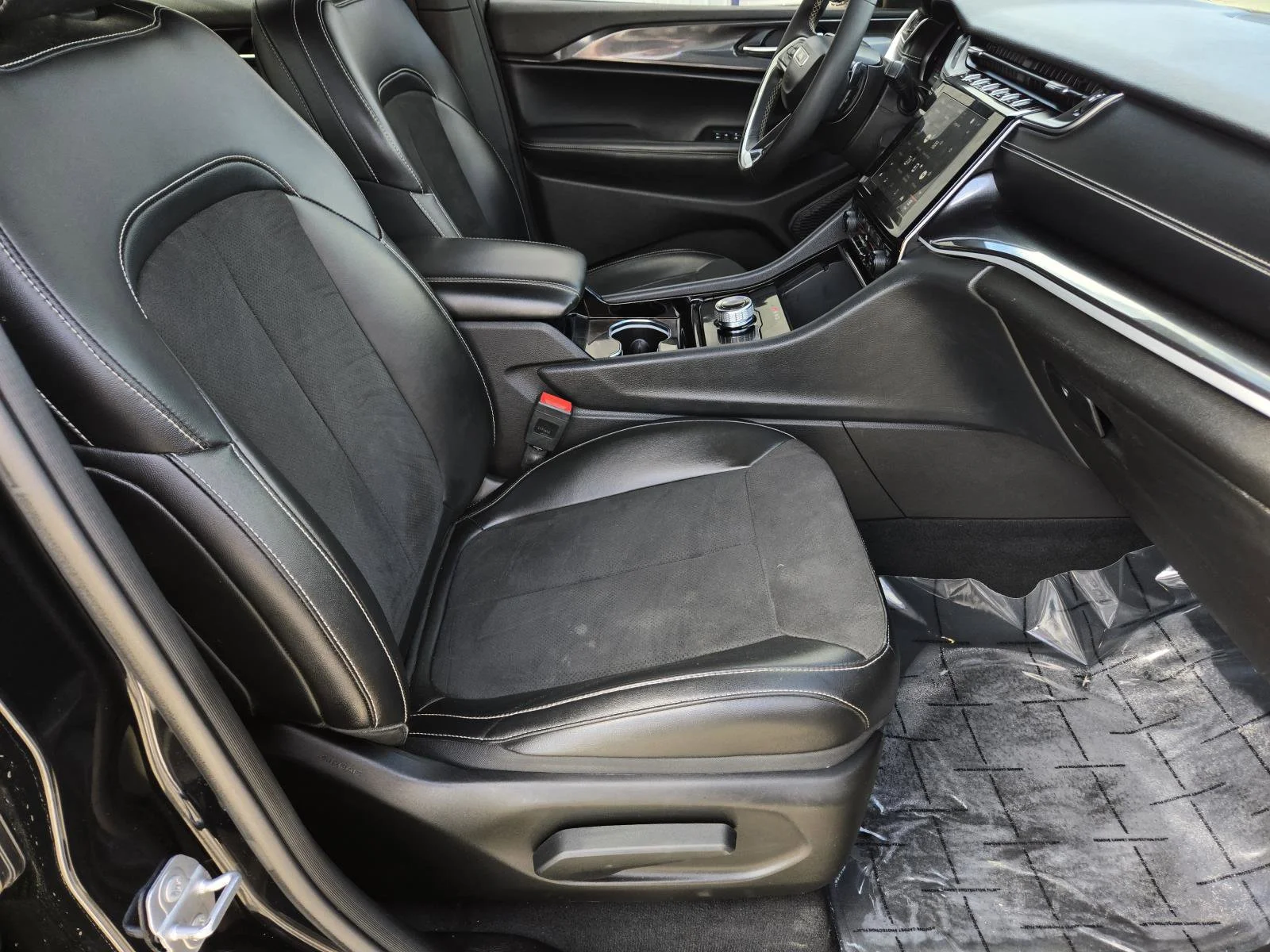 Used 2023 Diamond Black Crystal Pearlcoat Jeep Altitude image 40