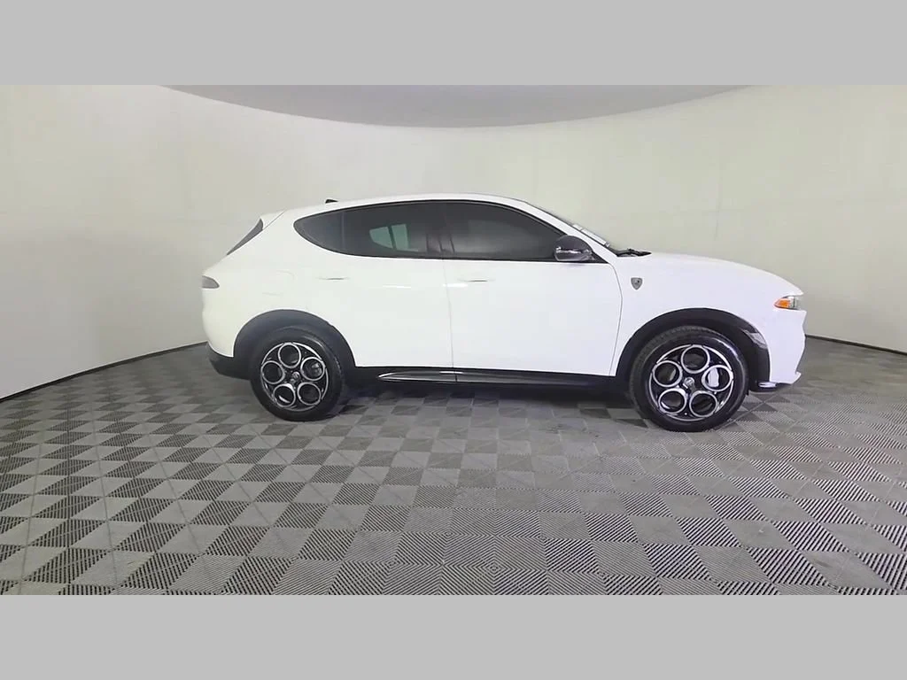 Used 2025 Milano White Alfa Romeo Base image 36