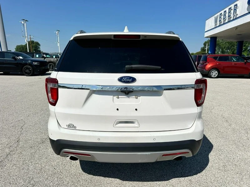 Certified Used 2017 White Platinum Tri-Coat Metallic Ford XLT FWD image 4