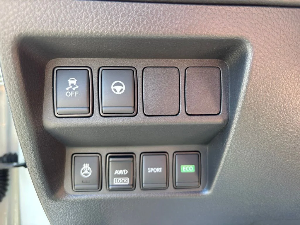 Used 2022 White Nissan SV image 20
