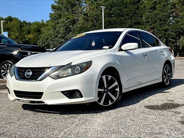 Used 2016 White Nissan 2.5 SR image 3