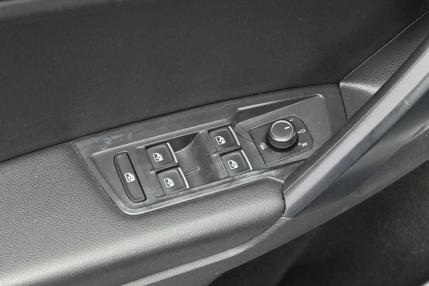 Used 2021 Platinum Gray Metallic Volkswagen SE image 11