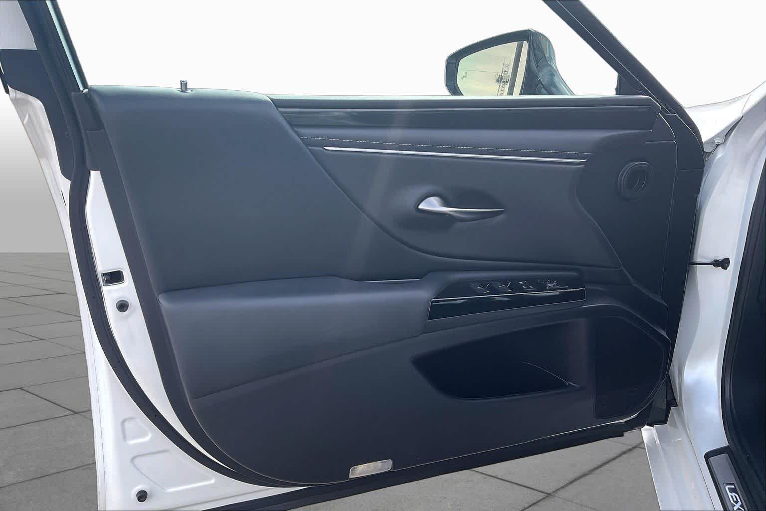 Used 2025 Eminent White Pearl Lexus  image 20