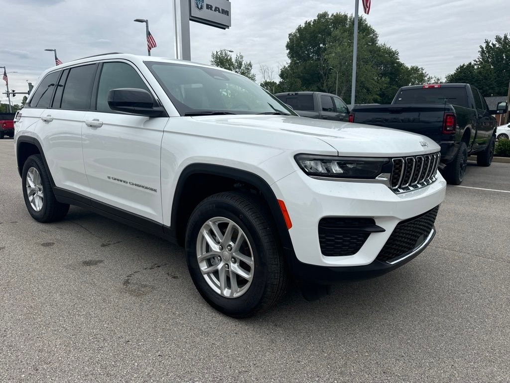 New 2026 Bright White Clear-Coat Exterior Paint Jeep Laredo X image 7