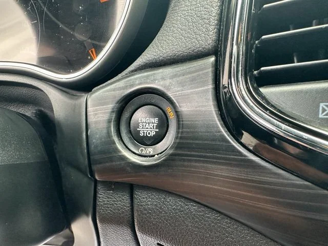 Used 2020  Jeep Altitude image 19