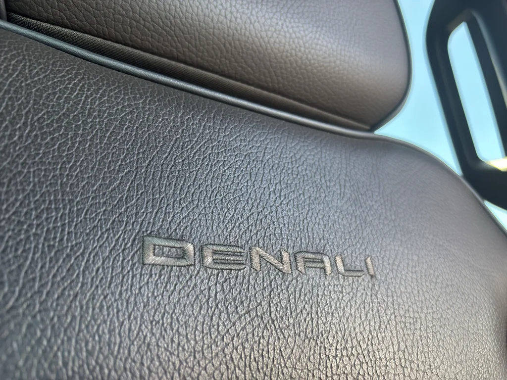 Used 2021 White GMC Denali image 27