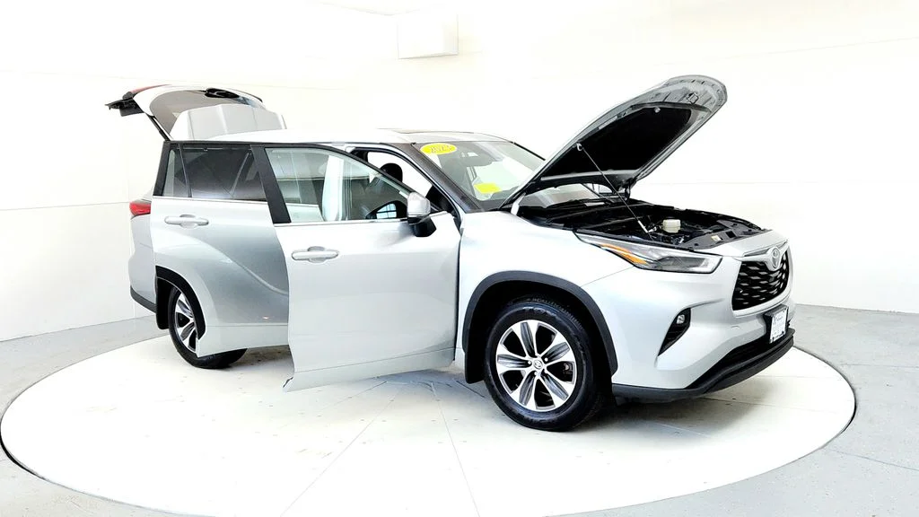 Used 2023 Silver Toyota XLE image 12