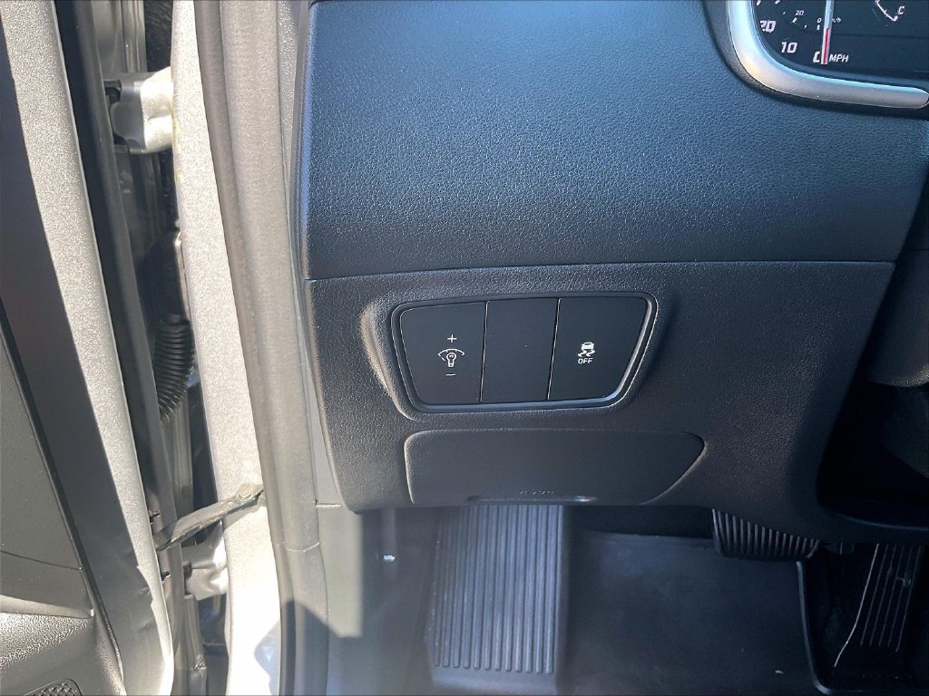 Used 2024 Silver Hyundai SE image 26