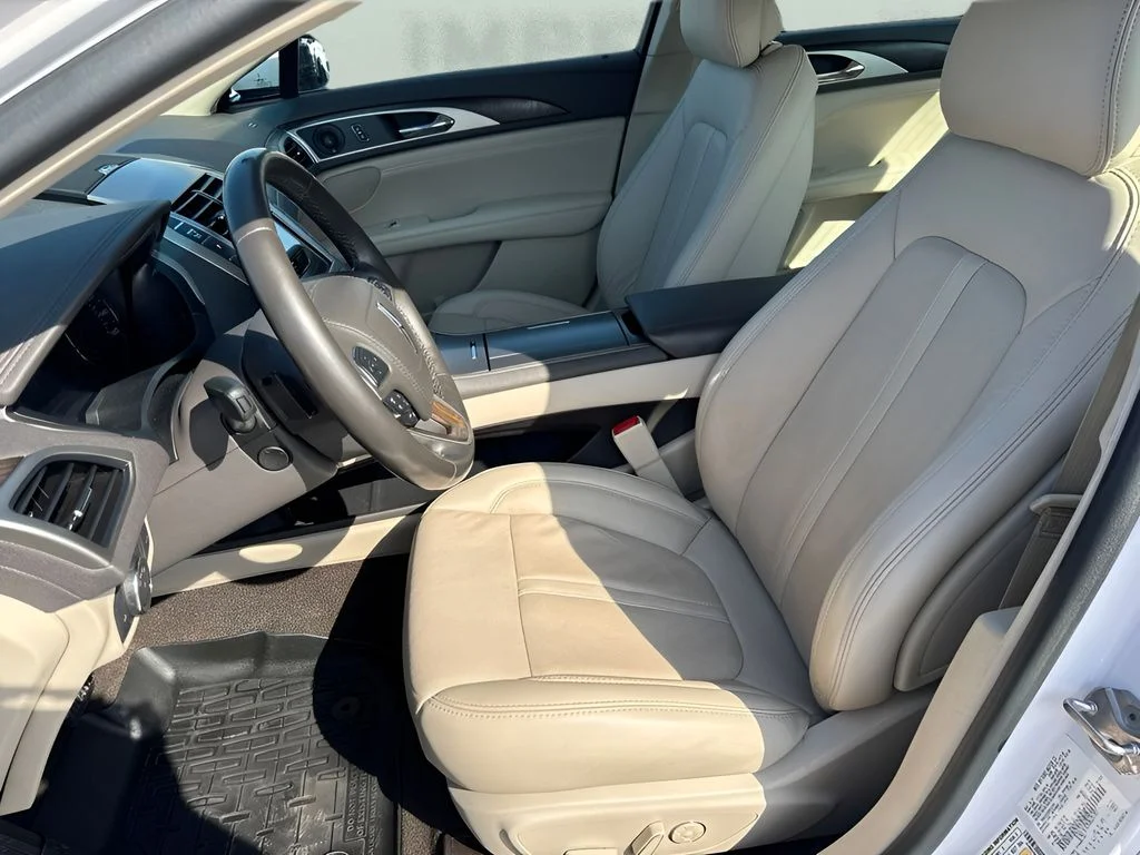 Used 2019 White Lincoln Reserve image 9