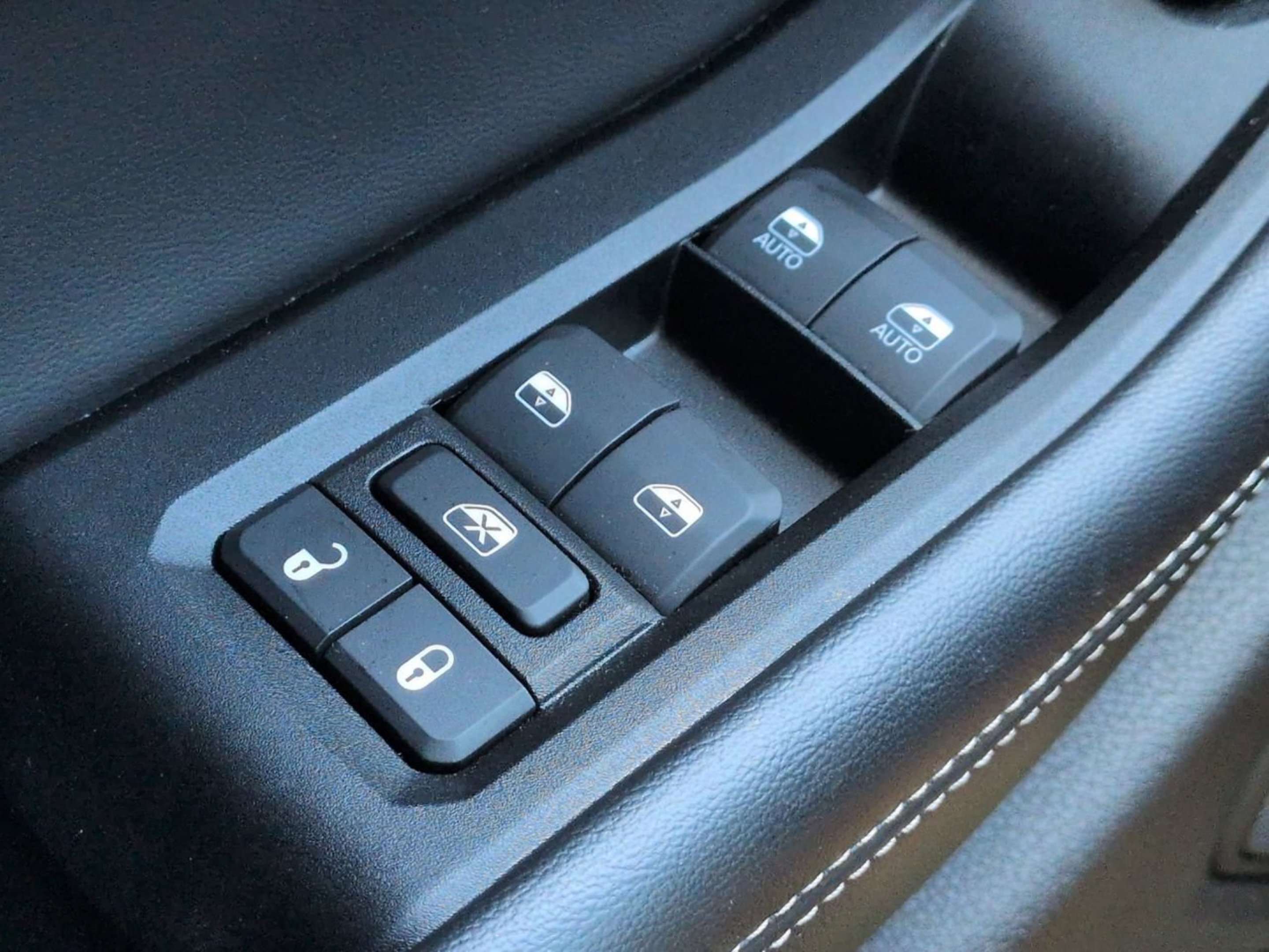 Used 2025 Silver Zynith Jeep Laredo image 21