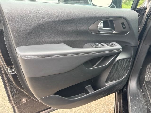 Used 2025 Black Chrysler Select image 26