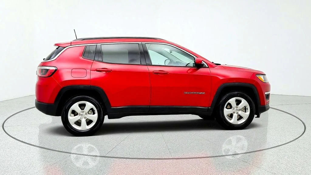 Used 2019 Redline Pearlcoat Jeep Latitude FWD image 4