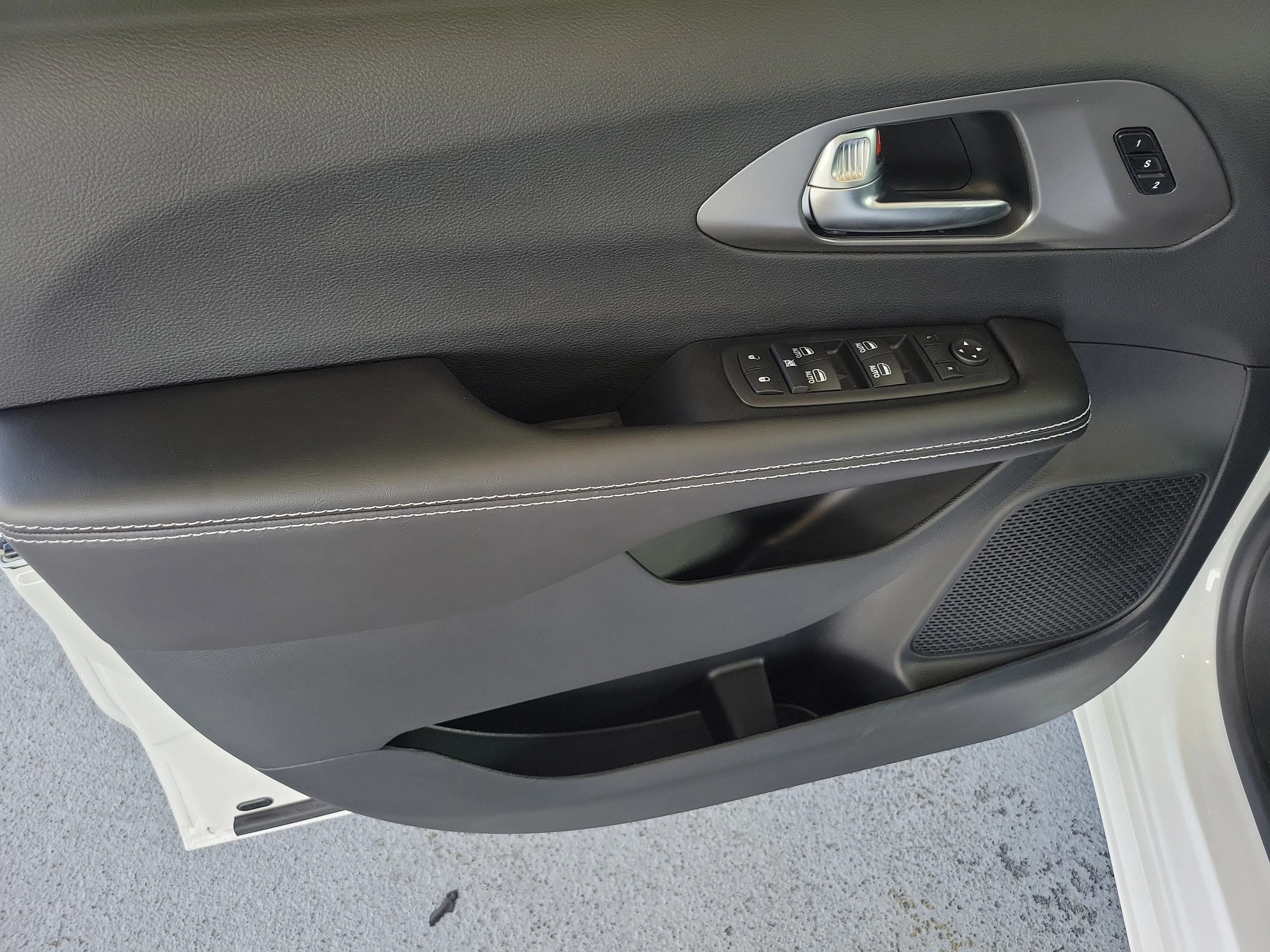 New 2026 Bright White Clear-Coat Exterior Paint Chrysler Select image 13