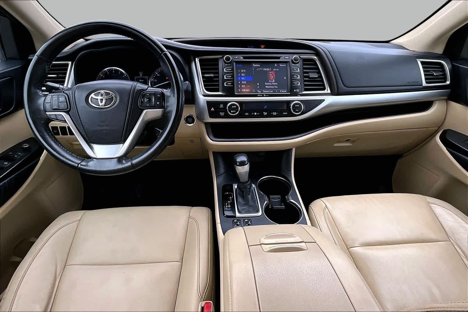 Used 2014 Blizzard Pearl Toyota XLE image 15