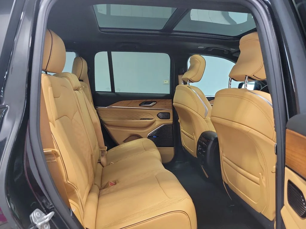 Used 2022 Black Jeep Summit image 3