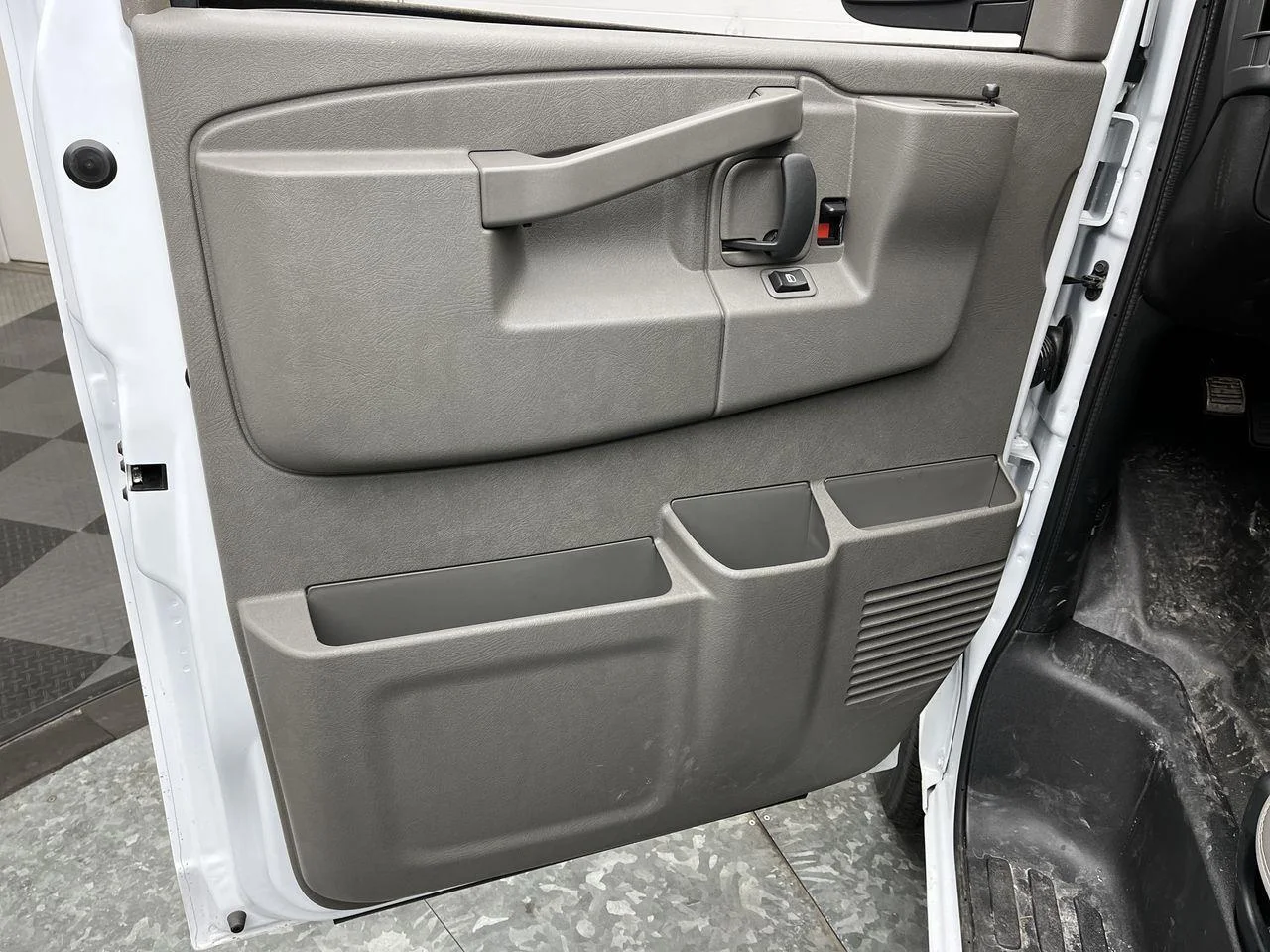 2025 GMC Savana Cargo Work Van - Photo 7