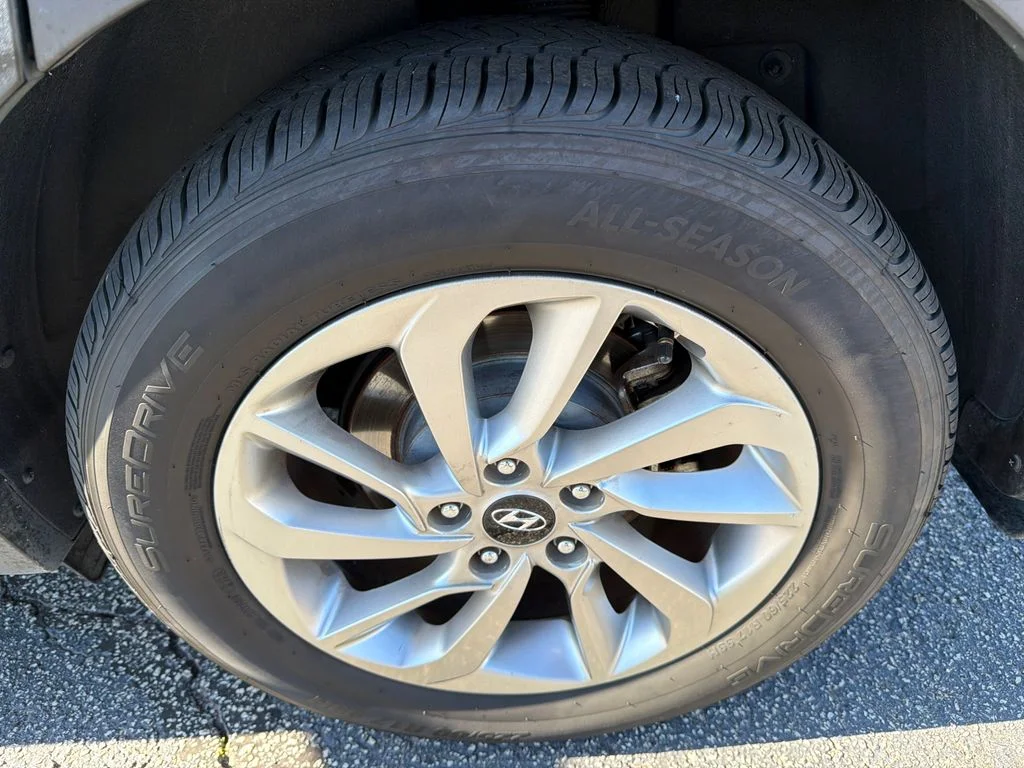 Used 2017 Black Hyundai SE Plus image 19