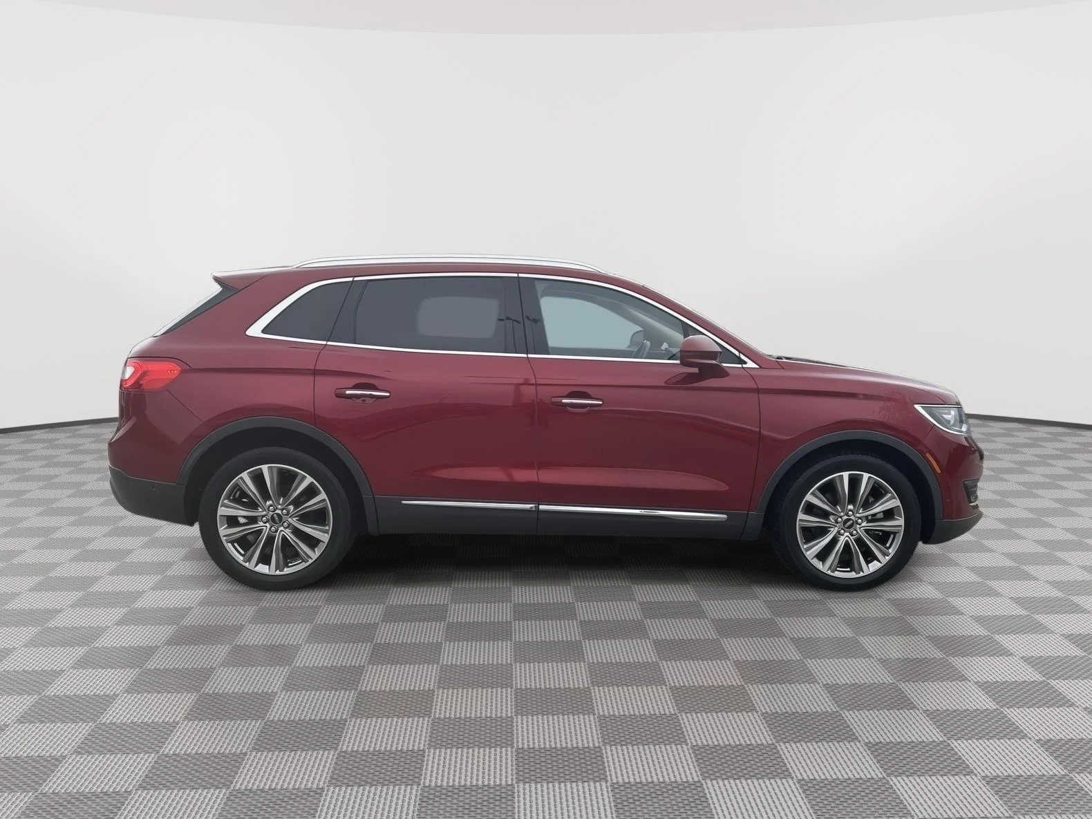 Used 2016 Ruby Red Metallic Tinted Clearcoat Lincoln Reserve image 3