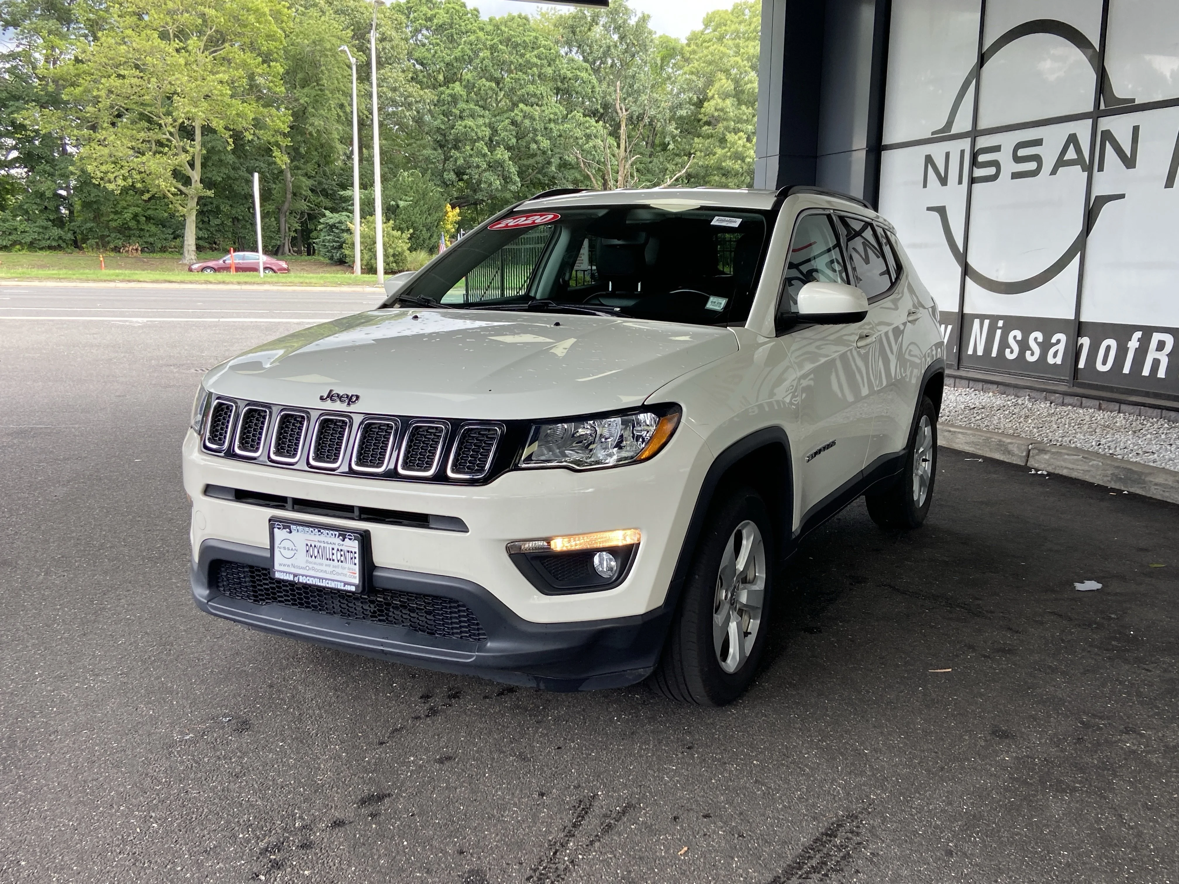 Used 2020 White Clearcoat Jeep Latitude image 8