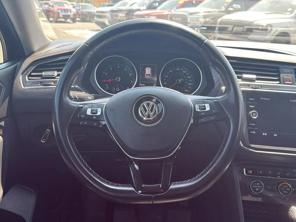Used 2019 Deep Black Pearl Volkswagen SE image 16