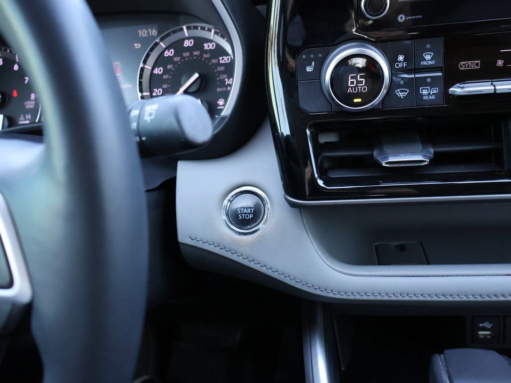 Used 2022 Silver Toyota XLE image 27