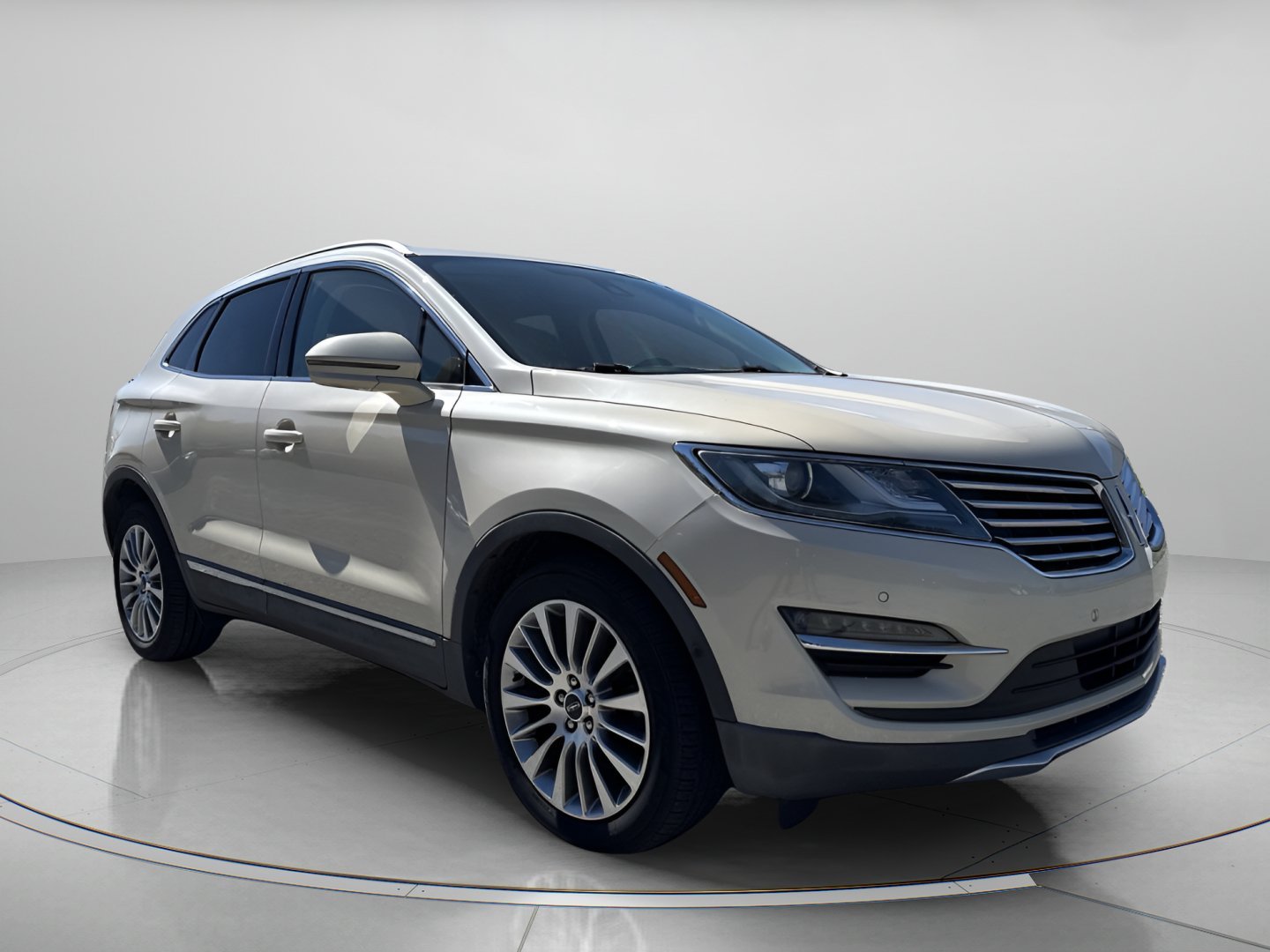 Used 2018 Ivory Pearl Lincoln Reserve image 1