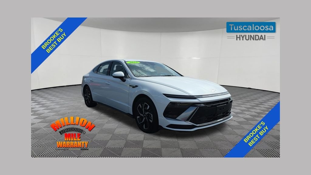 Certified Used 2025 White Hyundai SEL image 1
