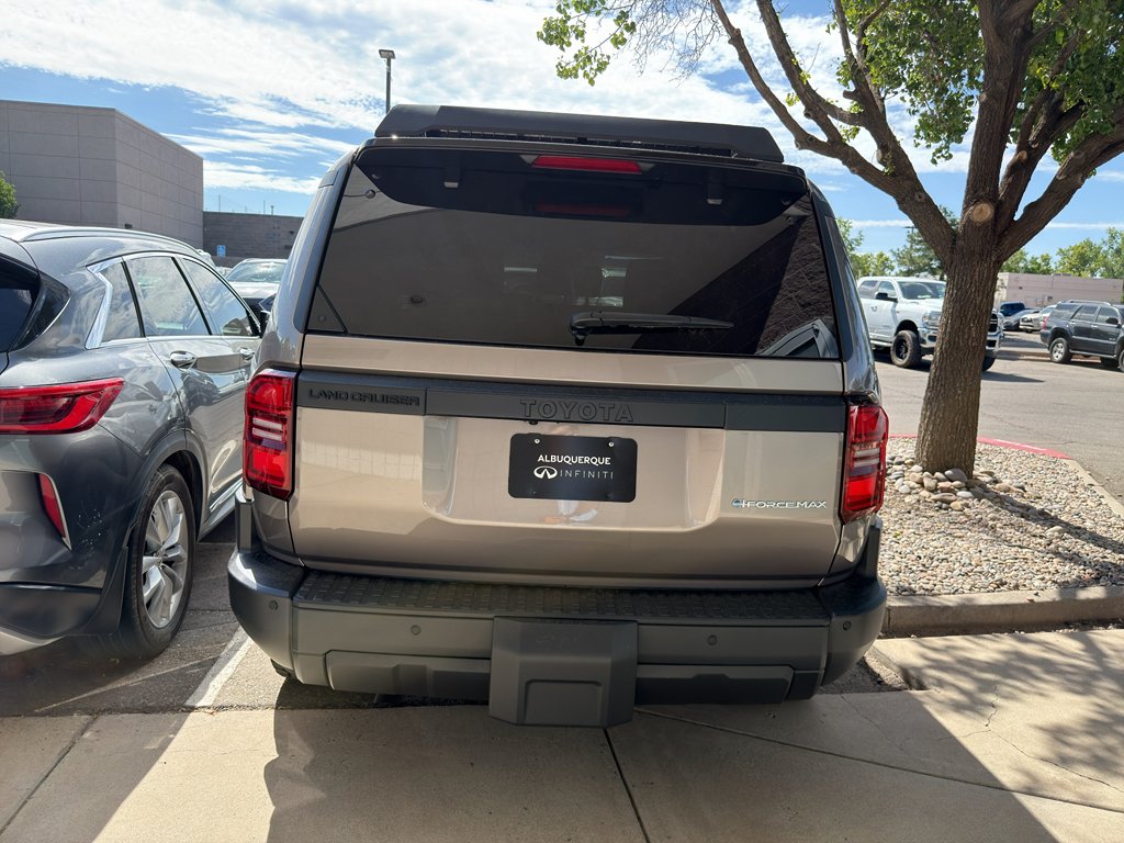 Used 2025  Toyota  image 4