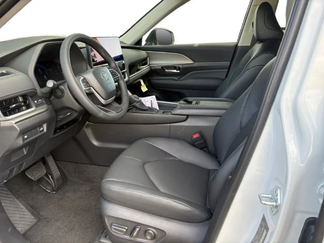 New 2026 Wind Chill Pearl <sup>1</sup> Toyota  XLE image 12
