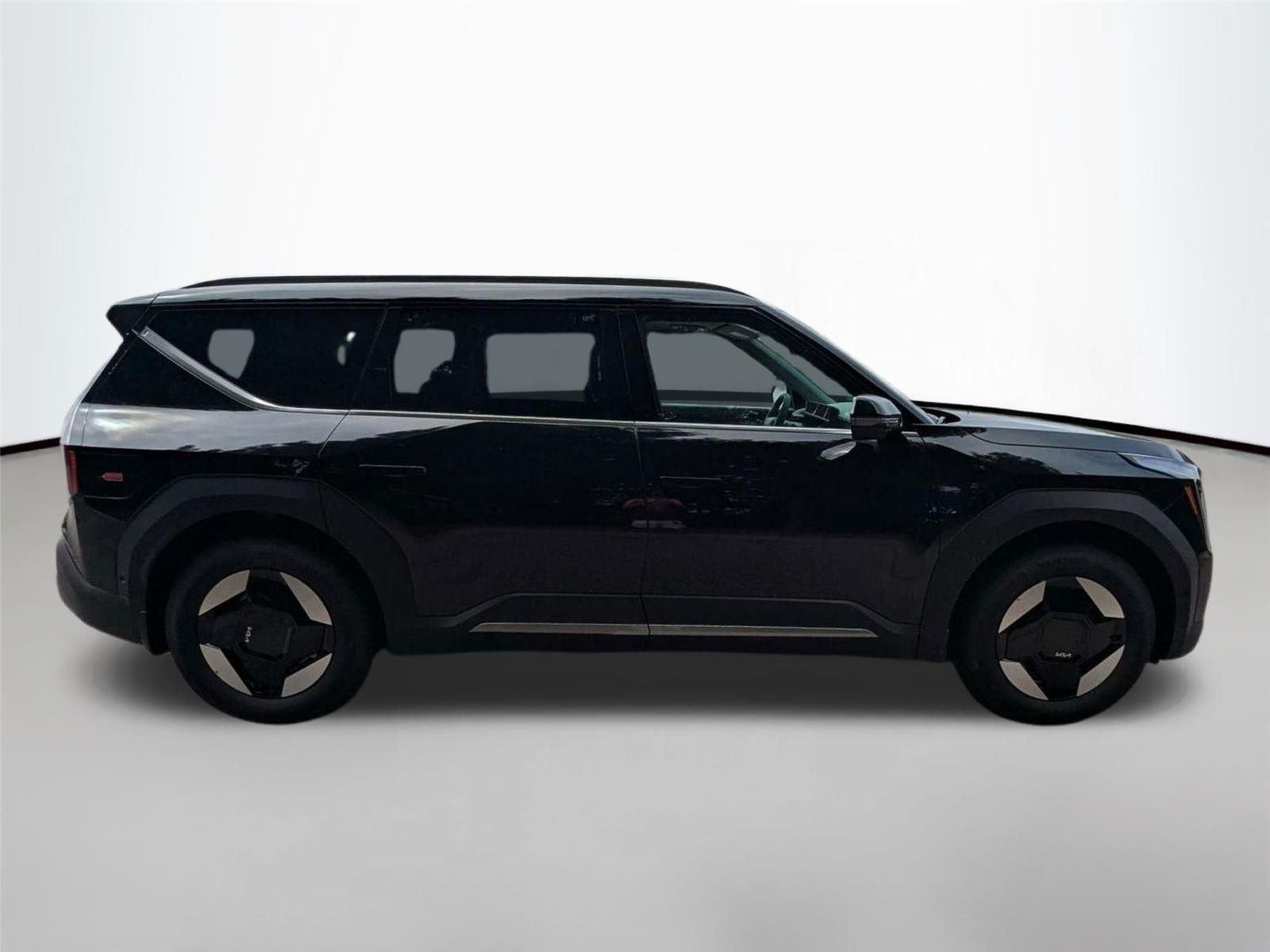 New 2026 EBONY BLACK KIA WIND image 5