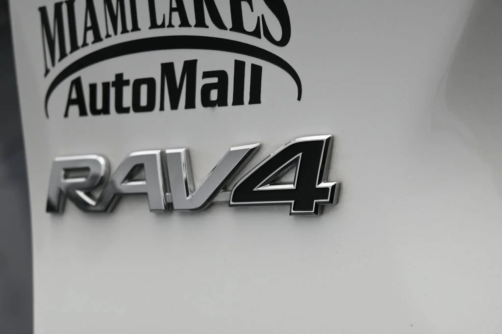Used 2025 White Toyota XLE Premium image 34