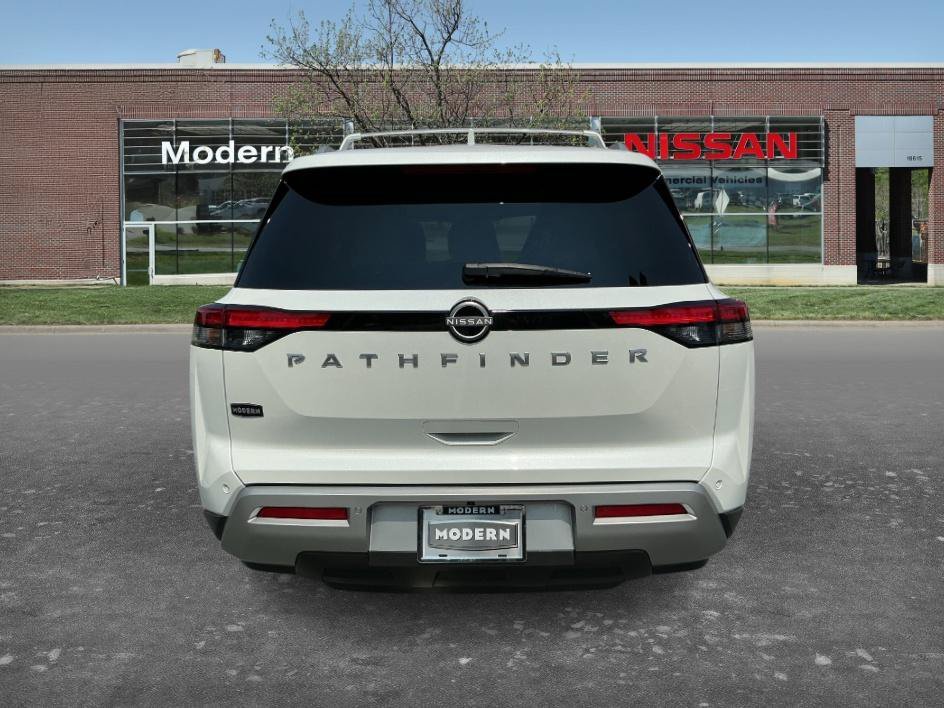 Certified Used 2025 Everest White Pearl Tricoat Nissan SL image 3