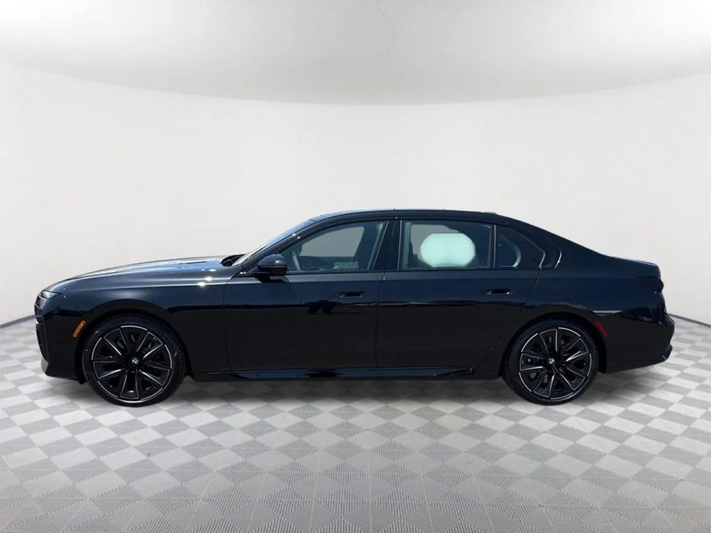 2025 BMW 7 Series 760i - Photo 8