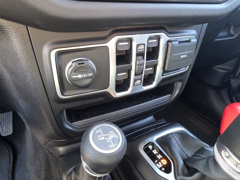 Used 2025 Crystal Metallic JEEP SAHARA 4X4 image 25