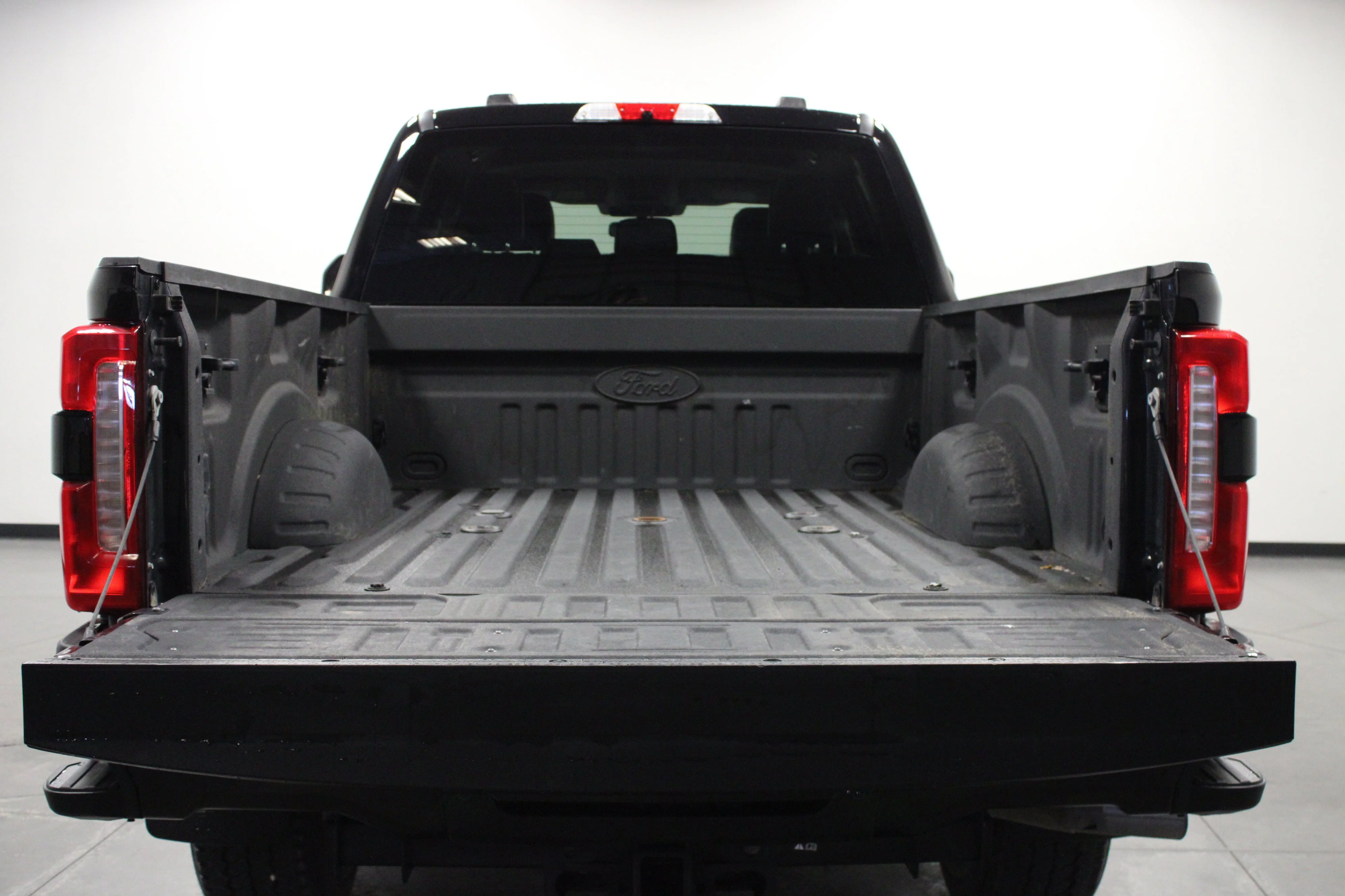 Used 2025 Agate Black Metallic Ford LARIAT image 14