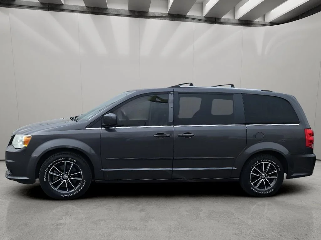 Used 2017 Granite Pearlcoat Dodge SXT image 2