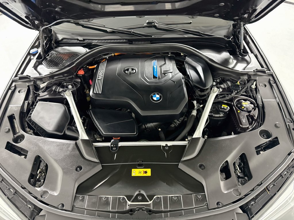 Used 2022 Dark Graphite BMW 530e iPerformance image 30